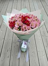 Букет цветов из:  Альстромерии #REPLACE_PRED# Красночервонном