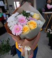 Букет цветов из:  Герберы, Розы и Хризантемы в Красночервонном