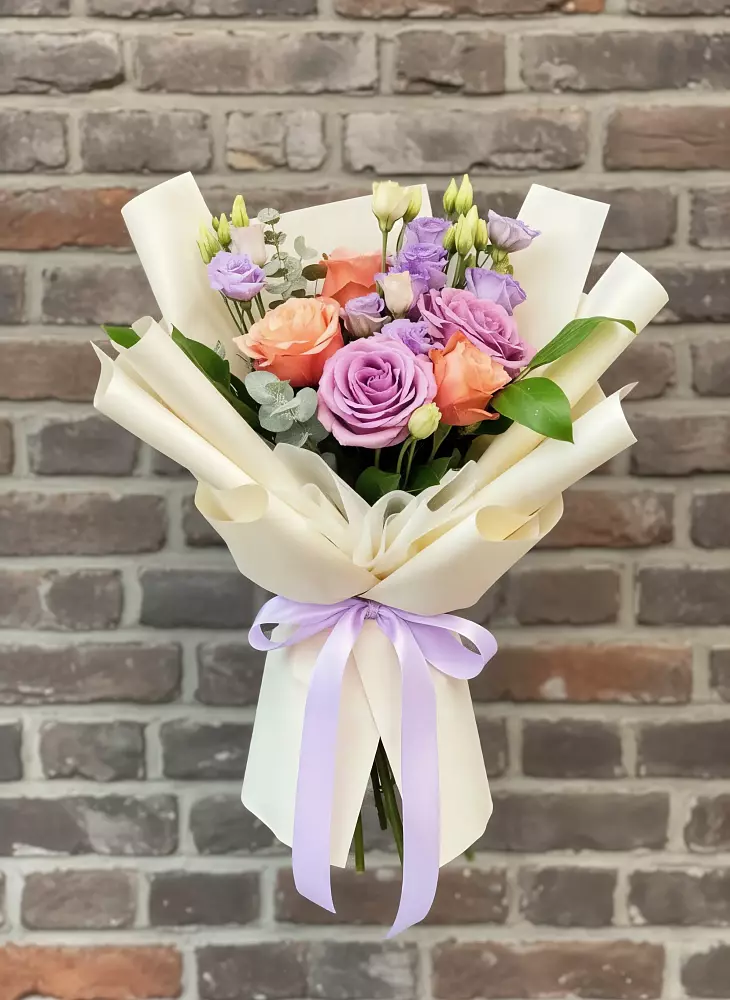 Букет цветов из: Лизиантусы и Розы в Красночервонном