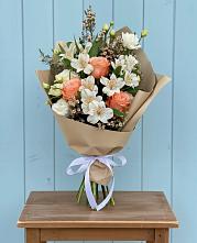 Букет цветов из:  Альстромерии, Лизиантусы, Розы и Хризантемы в Красночервонном