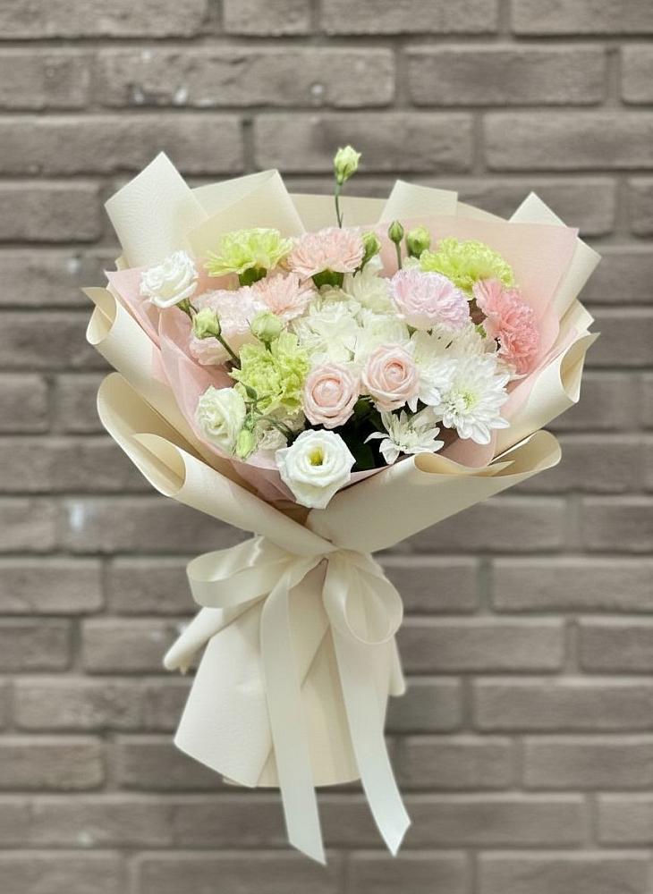 Букет цветов из: Гвоздики, Розы, Лизиантусы и Хризантемы в Красночервонном