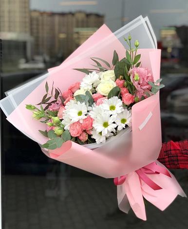 Букет цветов из: Розы, Лизиантусы и Хризантемы в Красночервонном